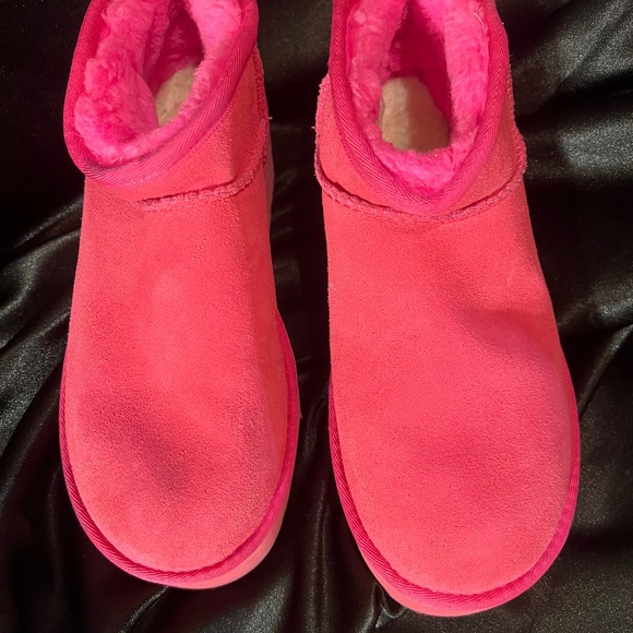 UGG Berry/Pink Ultra Mini Platform sz 9 - Picture 1 of 10